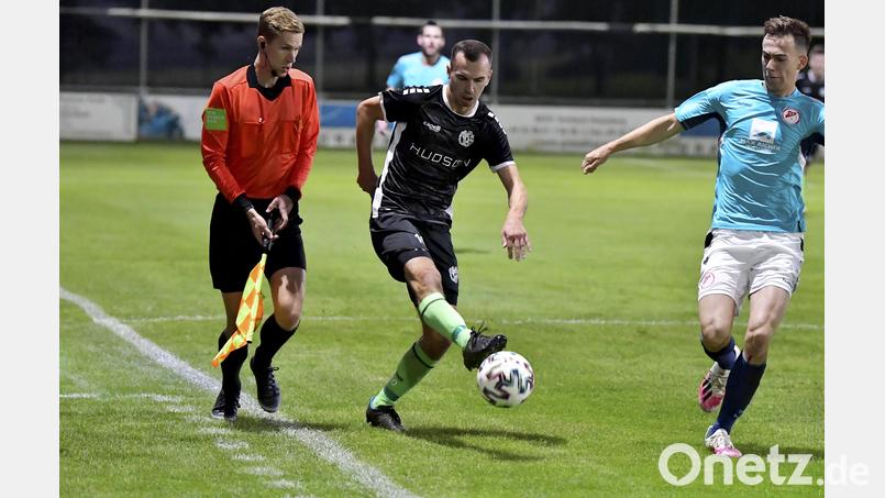 Die Kombination Freitagabend und Heimspiel gegen den Tabellenletzten gab es für Timo Kohler (am Ball) und die DJK Gebenbach in dieser Saison schon einmal. Vor knapp vier Wochen verloren die Gebenbach gegen den SV Seligenporten nach 2:0-Führung noch mit 2:3. Archivbild: Hubert Ziegler