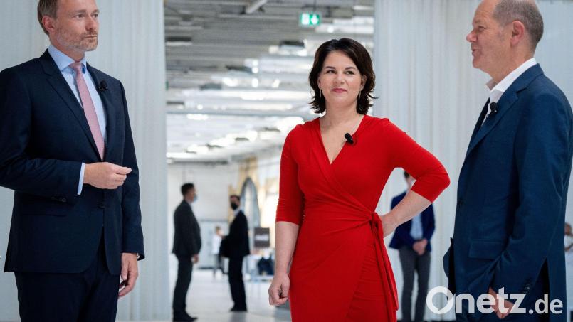 Die Spitzen der möglichen Koalitionspartner (von links: FDP-Chef Christian Lindner, Grünen-Vorsitzende Annalena Baerbock und SPD-Kanzlerkandidat Olaf Scholz) schmieden an der Ampel. Vor Ort geben sich die Parteivertreter optimistisch. Archivbild: Kay Nietfeld