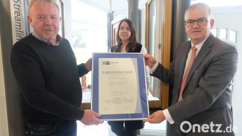 Geschäftsstellenleiter Markus Huber (rechts) überreichte an Geschäftsführer Johann Gradl und dessen Tochter Nicole Gradl die Jubiläumsurkunde der IHK. Bild: ohr