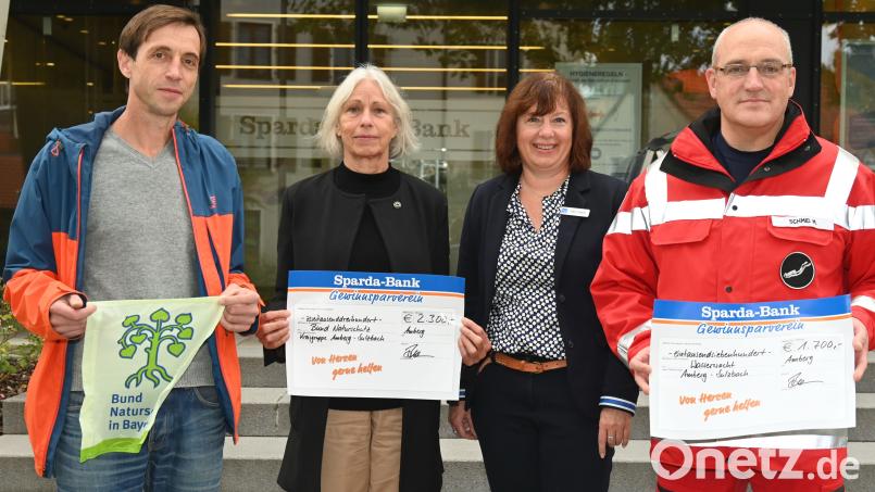 Spendenübergabe bei der Sparda-Bank in Amberg (von links): Horst Schwemmer, Beate May (beide Bund Naturschutz), Filialleiterin Sabine Seberak und Michael Schmid (Wasserwacht). Bild: gf