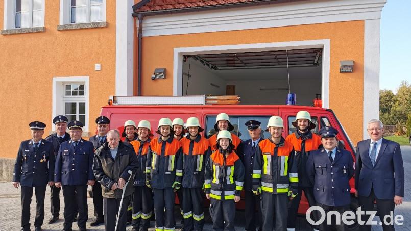 Einsatzkräfte der Feuerwehr Grötschenreuth absolvierten eine Leistungsprüfung. Das Bild zeigt Kreisbrandmeister Herbert Thurm, Kreisbrandmeister Wolfgang Wedlich, Kreisbrandinspektor Stefan Gleißner, stellvertretender Vorsitzender Karl Dumler, Ehrenkommandant Georg Panzer, Reinhold Fenzl, Harald Fenzl, Matthias Schubert, Florian Dumler, Gerhard Ott, Markus Tretter, stellvertretende Kommandantin Lena Dumler, Ehrenvorstand Matthias Stock, Michael Affolter, Thomas Gallersdörfer, Vorsitzender Thomas Hanauer und Bürgermeister Johannes Reger. Bild: FFW Grötschenreuth/exb