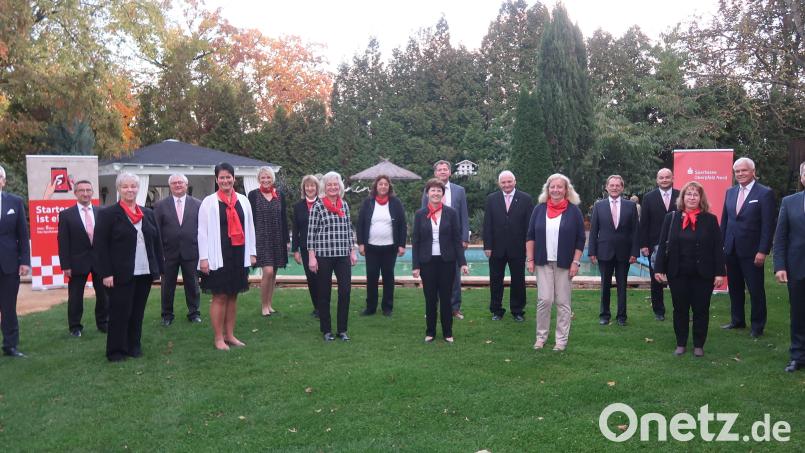 Die Jubilare bei der zweiten Ehrung, bei der auch langjährige Mitarbeiter in den Ruhestand verabschiedet wurden. Bild: Kunz