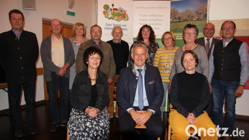 Die neue Vorstand des Kreisverbands für Gartenbau und Landschaftspflege mit (sitzend, von links) Inge Härtl, Roland Grillmeier und Manuela Pappenberger sowie (stehend, von links) Peter Jacobey, Michael Ebenhöch, Helga Kraus, Alfred Benkner, Rudi Standfest, Michaela Weigl, Mariele Strauß, Gabriele Laubert, Bad Neualbenreuths Bürgermeister Klaus Meyer und Richard Schiedeck. Bild: kro
