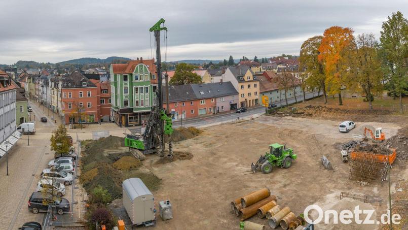 Am Stadtpark in Marktredwitz entsteht ein neues Quartier für Wohnen, Gastronomie und Einzelhandel. Ein großer Erdbohrer sorgt für sichere Fundamente. Bild: dtr