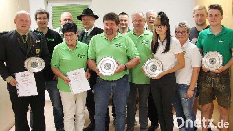 Die Mannschaftsführer der Vereine Pertolzhofen, Weiding, Thanstein, Pertolzhofen sowie die Mannschaftsschützen freuten sich über die guten Ergebnisse. Gausportleiter Reinhold Wild und Gauschützenmeister Manfred Muck gratulierten. Bild: dl