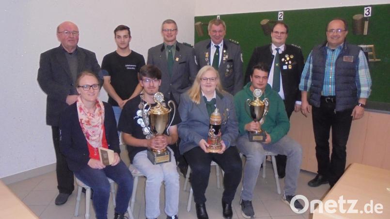 Vizeliesl Patricia Schneider vorne von links), Jugendkönig Alexander Winderl, Schützenliesl Christina Braun und Schützenkönig Marcel Dobmeier. Pfarrer Wilhelm Bauer (hinten von links), Vizejugendkönig Lukas Nößner, Vizeschützenkönig Matthias Bartmann, Schützenmeister Werner Braun, Gauschützenmeister Stefan Brandmiller und Bürgermeister Ludwig Gürtler. Bild: rfi