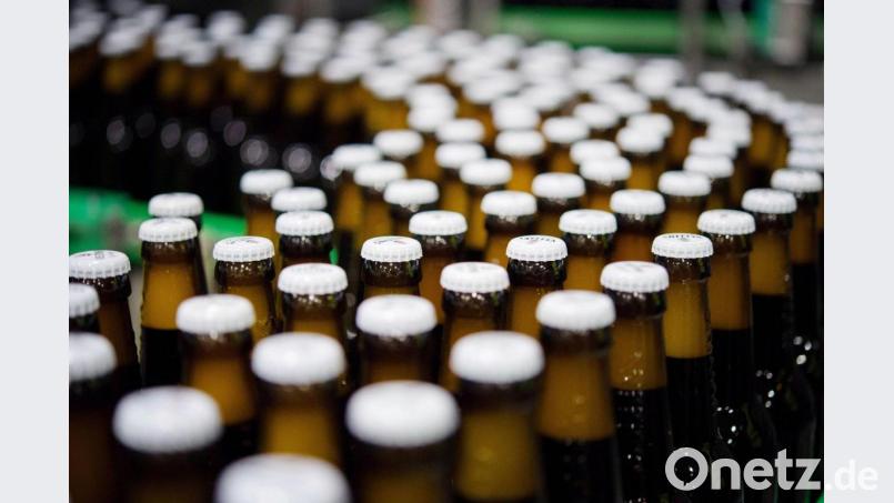Bierflaschen mit Kronkorken laufen durch die Produktion. Foto: Rainer Jensen/dpa/Archivbild Archivbild: Rainer Jensen/dpa