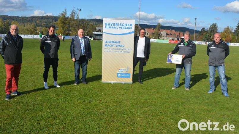 Mit der „Goldenen Raute mit Ähre“ des Bayerischen Fußballverbands wurde der SV Pechbrunn-Groschlattengrün ausgezeichnet. Im Bild die Übergabe der Auszeichnung mit (von links) BFV-Kreisvorsitzendem und Bezirksehrenamtsbeauftragtem Siegfried Tabbert, dem Verein-Ehrenamtsbeauftragten Patrick Lang, dem Kreisehrenamtsbeauftragten Martin Braun, Bürgermeister Stephan Schübel, SV-Vorsitzendem Roland Zeitler und Stellvertreter Thorsten Riedl. Bild: jr