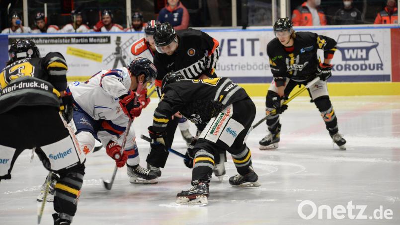 Bully zu einem schweren Wochenende für den ERSC Amberg (dunkle Trikots) in der Eishockey-Bayernliga. Im Heimspiel am Freitag empfangen die Löwen den TEV Miesbach, am Sonntag geht es zum ESC Geretsried. Archivbild: Andreas Brückmann