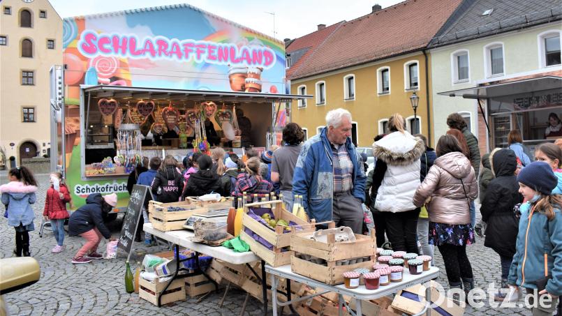 Besonders die Schulkinder freuten sich über das Schlaraffenland beim Herbstfest des Wochenmarktes. Bild: rgr