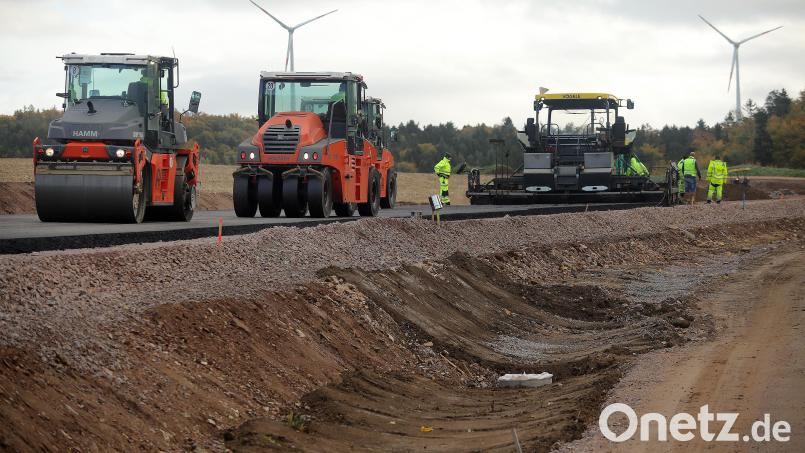 Seit Donnerstag wird die Staatsstraße 2399 asphaltiert. Bild: Wolfgang Steinbacher