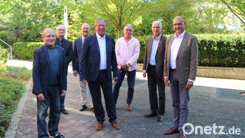 Bei der Feierstunde (von links): Daniel Hagn, Hans-Peter Haller, Schulleiter Martin Wurdack, Karl Püttner, Erwin Strempel (alle Berufsschule), Dr. Günther Bock und Dr. Martin Pöllath. Bild: Berufsschule Amberg