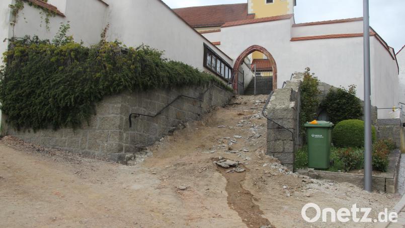 In Rottendorf wurde der Treppenaufgang zum Friedhof abgebrochen, die Sanierungsmaßnahmen werden etwa sechs Wochen in Anspruch nehmen, so die Informationen bei Sitzung des Gemeinderats Schmidgaden. Bild: ral