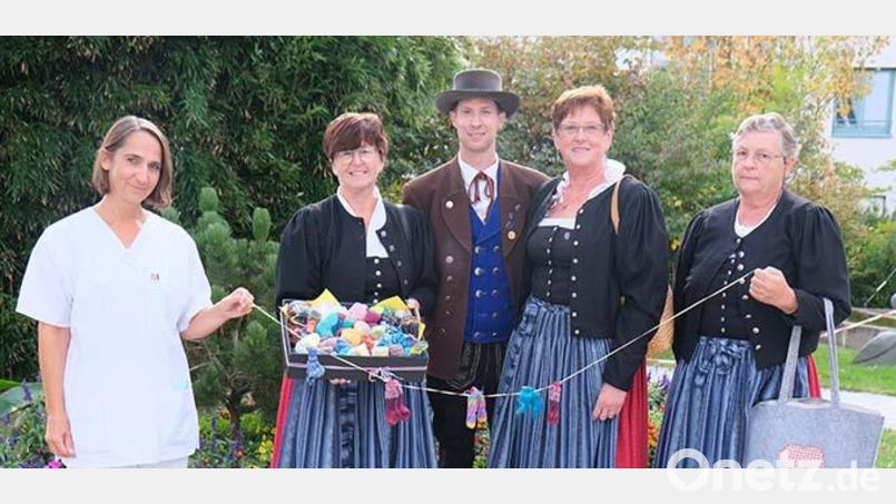 Der Trachtenverein Hirschau hat 80 Paar Söckchen gestrickt. Von links: Marion Neller, Martina Dolles, Vorsitzender Michael Meier, Sieglinde Meier und Anna-Maria Steil. Bild: Klinikum/Dietl/exb