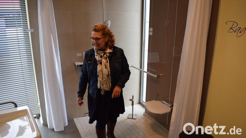 Isolde Guba leitet seit April die Wohnberatungsstelle im Landkreis Tirschenreuth. In der Musterwohnung demonstriert die 54-Jährige, welche Vorteile ebenerdige Duscheinstiege haben. Bild: szl