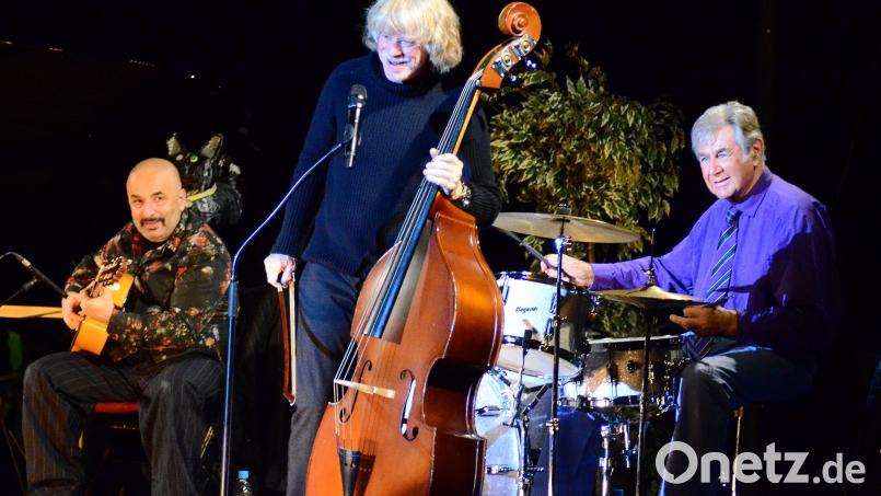 Helge Schneider (Mitte) mit Sandro Giampietro (Gitarre) und dem ehemaligen Spencer-Davis-Group-Mitglied Pete York am Schlagzeug. Bild: Kunz