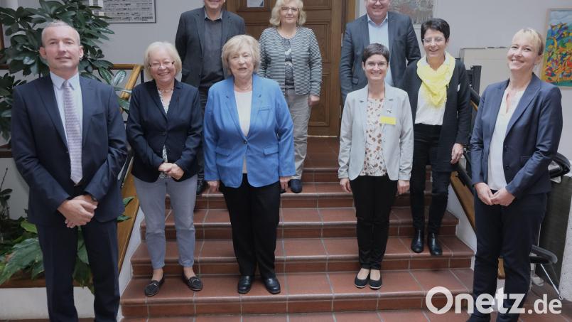 Dr. Reinhold Lindner (vorne links) und Hildegard Hartmaier (vorne rechts), Vorstände der Hildegard-Auer-Stiftung, stellten heuer 30.000 Euro für drei Einrichtungen aus der Region zur Verfügung. Bild: usc