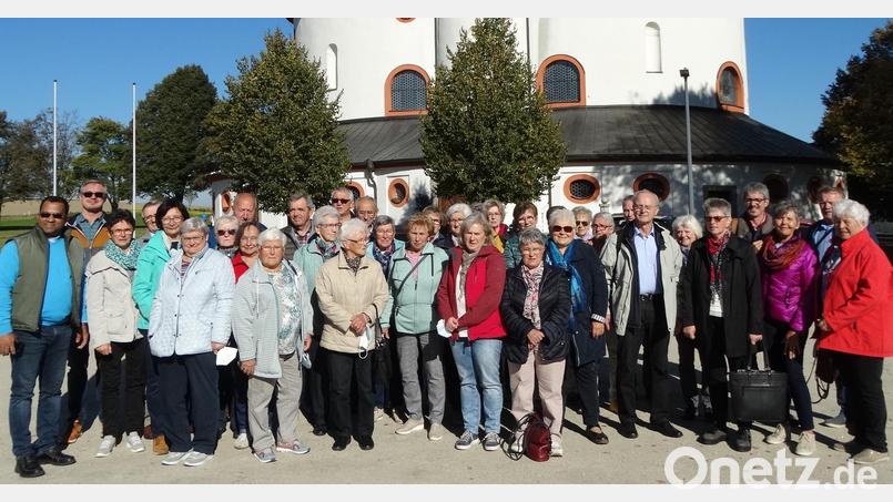 Der Besuch der berühmten Dreifaltigkeitskirche Kappl bildet den Abschluss des Ausflugs der Schlichter Pfarrgemeinde. Mit dabei Stadtpfarrer Pater Robin Xavier (links) und Pfarrgemeinderats-Sprecher Werner Prechtl (Zweiter von rechts). Bild: ct