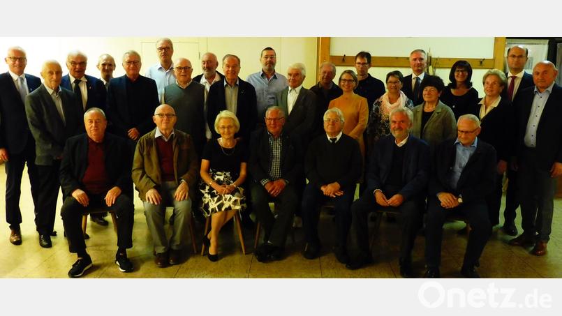 Den langjährigen CSU-Mitgliedern gratulieren (von rechts) Hahnbachs Ortsvorsitzender Georg Götz, Bezirksvorsitzender Albert Füracker, Bezirksrätin a. D. Ingrid Kurz, FU-Vorsitzende Evi Höllerer, Kreisvorsitzender Harald Schwartz sowie (von links) Bürgermeister Bernhard Lindner und der stellvertretende Ursulapoppenrichter Vorsitzende Werner Koller. Bild: ibj
