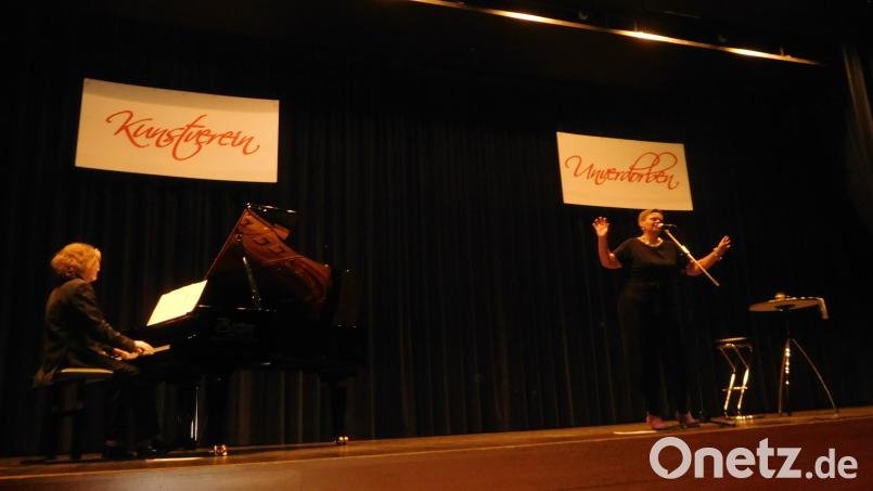 Anja Killermann und Toby Magerl bereiteten den Gästen einen Chansonabend ganz nach Geschmack des Publikums. Bild: Karl Stumpfi/exb
