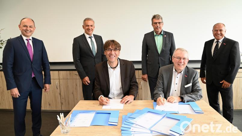 Die Vereinbarung unterzeichneten Schulleiter Thomas Metzler und Jürgen Kilger von der Handwerkskammer (vorne, von links). Mit dabei waren Leitender Regierungsdirektor Walter Schütz, Landrat Roland Grillmeier, Obermeister Meinhard Berger und Obermeister Georg Braun (hinten, von links). Bild: HWK Niederbayern-Oberpfalz/exb