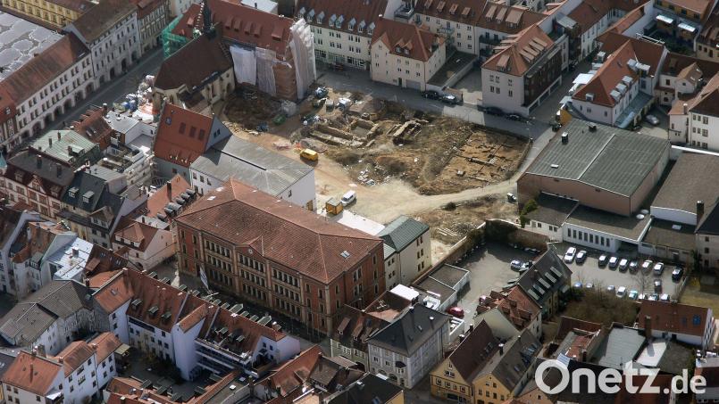 Mitten in der Amberger Altstadt klafft immer noch eine Baulücke – das Bürgerspitalgelände. Wie es dort jetzt nach dem Bürgerentscheid weitergeht – inklusive Bürgerbeteiligung –, das sorgt gerade für Diskussionen. Archivbild: Bernd Georgi