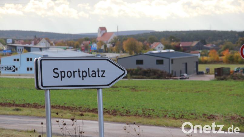 Blick auf Trisching mit der Pfarrkirche im Hinter- und dem Gewerbegebiet im Vordergrund. Die Fläche Richtung Sportplatz soll jetzt auch Industriegebiet werden. Bild: upl