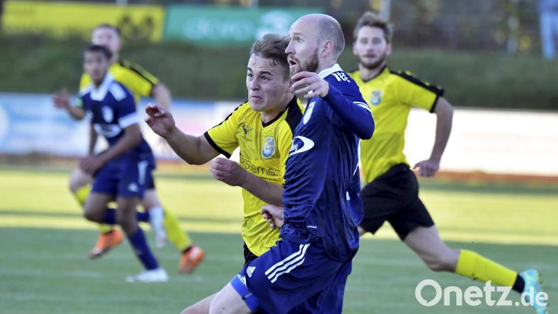 Nach den leichtfertig vergebenen Punkten gegen den TSV Kareth (Bild) ist der FC Amberg (vorne links Marcel Hack) am Sonntag nun beim SV Neukirchen beim Heiligen Blut gefordert. Bild: Hubert Ziegler