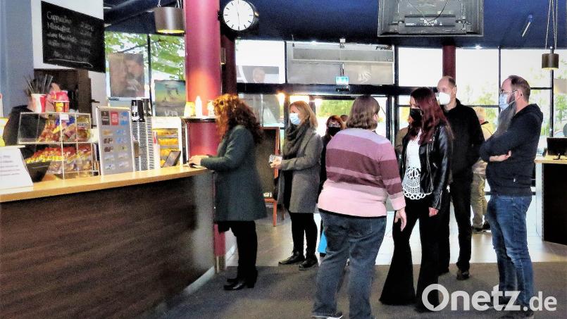 Filmemacherin und Inklusionsleiterin Christina Ponader (Mittte) begrüßte im Cineplanet zur Filmpremiere herzlich ihre Gäste, die zum Großteil auch Darsteller des Films sind. Bild: ubb