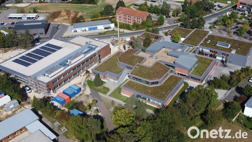 Beim Neubau der Turnhalle (links) an der Schönwerth-Realschule, Fuggerstraße, ist es zu Verzög Bild: ref