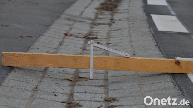 Mit bis zu sechs Zentimetern Tiefe scheint vielen Nutzern die Wasserrinne bei der Einfahrt in Richtung Fahrenberg zu mächtig. Vorsicht ist beim Befahren angesagt. Bild: dob