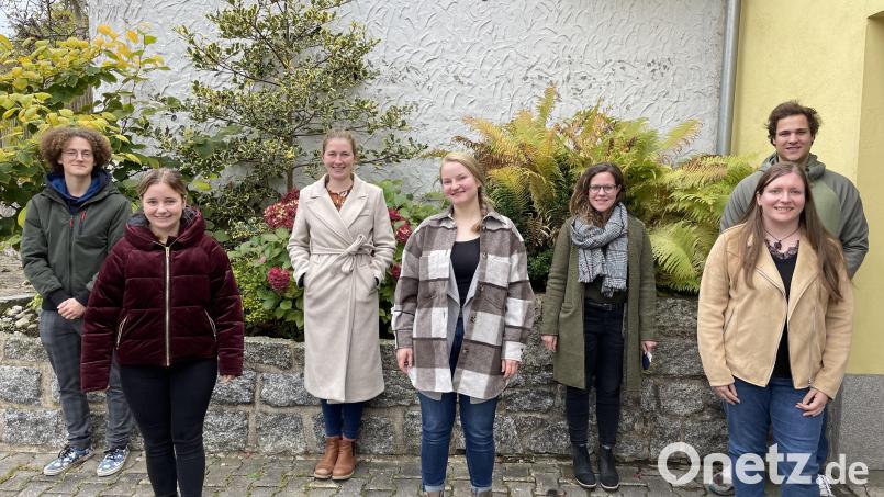 Johanna Stubenrauch (Mitte) führt mit Sonja Wolf (Dritte von links) die Katholische Jugend Vohenstrauß an. Bild: dob