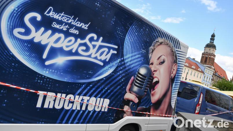 Ein Truck für das Casting von &quot;Deutschland sucht den Superstar&quot; fährt durch eine Kleinstadt. Der Traum von der glitzernden und strahlenden Musikkarriere beginnt häufig bei den Vorauswahlen der Produktionsfirma Ufa. Bild: Patrick Pleul/dpa