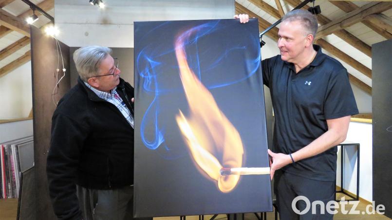 Eher selten nutzt Robert Christ (rechts, mit Werner Müller beim Aufbau der Ausstellung) Farben für seine Arbeiten. Aber auch bei Farbfotos ist ihm aber stets wichtig, zurückhaltend zu agieren, um Akzente zu setzen. Bild: ubb