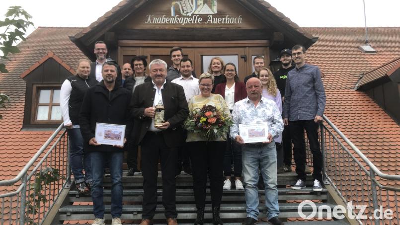 Die verabschiedeten Vorstandsmitglieder der Knabenkapelle Auerbach (vorderste Reihe, von links); Matthias Merkl, Günther Cermak, Irmgard Rupprecht und Elmar Hamerla zusammen mit dem neuen Vorstand der Knabenkapelle (dahinter, von links): Silvia Götz, Michael Sommer, Thomas Sporrer, Roswitha Müller, Marco Bößl, Patrick Hamerla, Tatjana Lehner, Magdalena Maul, Simon Popp, Bianca König, Marius Uber und Jürgen Müller. Bild: Jane Lorenz