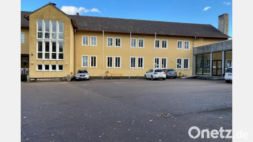 Die alte Schule in Schlicht soll als Ausweichquartier dienen, wenn der örtliche Kindergarten umgebaut wird. Bild: exb