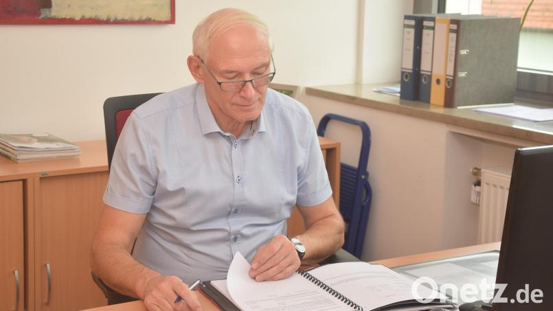 Letztmals blättert Dieter Schobert den Haushalt 2022 durch, bevor er ihn den vier Mitgliedsgemeinden der Verwaltungsgemeinschaft vorstellt. Bild: fz