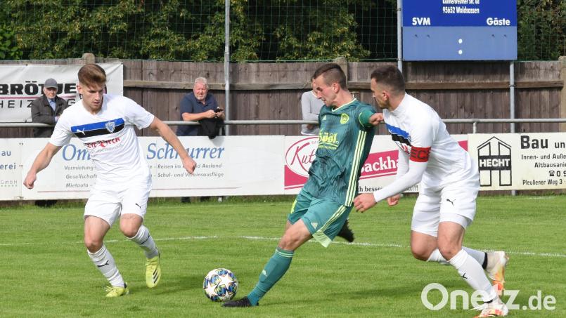 Der SV Mitterteich empfängt am Samstag den TSV Neudrossenfeld. Weiter verzichten müssen die Stiftländer auf Manuel Dürbeck (Mitte, Szene aus der Partie gegen Erlangen-Bruck, 0:2). Der Kapitän hat nach überstandener Verletzung zwar wieder mit dem Training begonnen, hat aber jetzt Rückenbeschwerden. Archivbild: gb