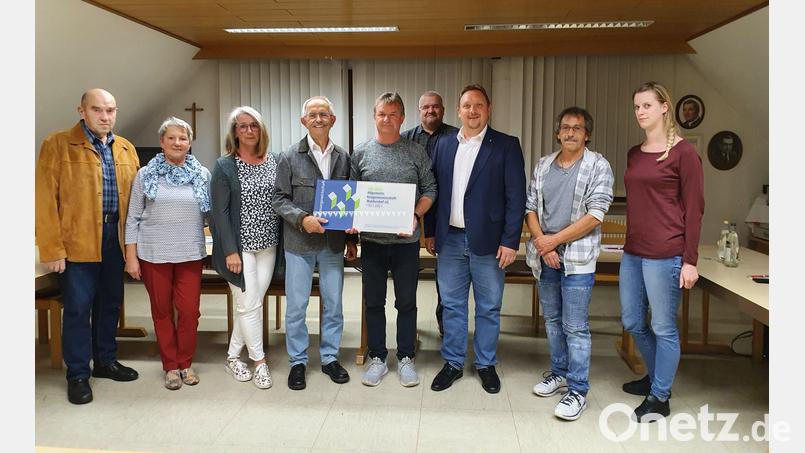 Aufsichtsrat und Vorstand sind stolz auf 100 Jahre Baugenossenschaft Waldershof. Im Bild von links Josef Gmeiner, Gabi Beer-Langer, Martina Seiler, Hubert Kellner, Matthias Hasselbacher, Andreas Herrmann, Zweiter Bürgermeister Mario Rabenbauer, Werner Schöffel und Claudia Legath. Bild: fpoz