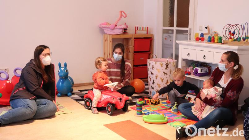 Gemütlich plaudert Jugenddiakonin Bettina Böhm (links) mit den Besucherinnen des neuen Familiencafés der Christuskirche "KuK", während die Kinder spielen. Bild: cog