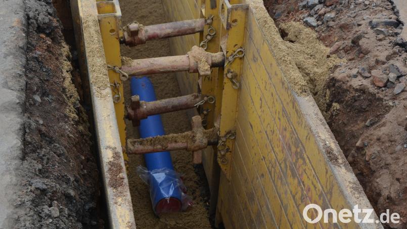 Auf einer Länge von 470 Metern wird die Wasserleitung entlang der Ortsdurchfahrt von Königshütte neu verlegt. Bild: jr