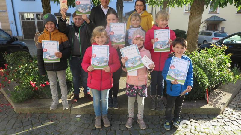 Reinhard Herr und Judith Schliermann (hinten von links) gratulierten den fleißigen Lesern beim Sommerferien-Leseclub. Bild: jzk