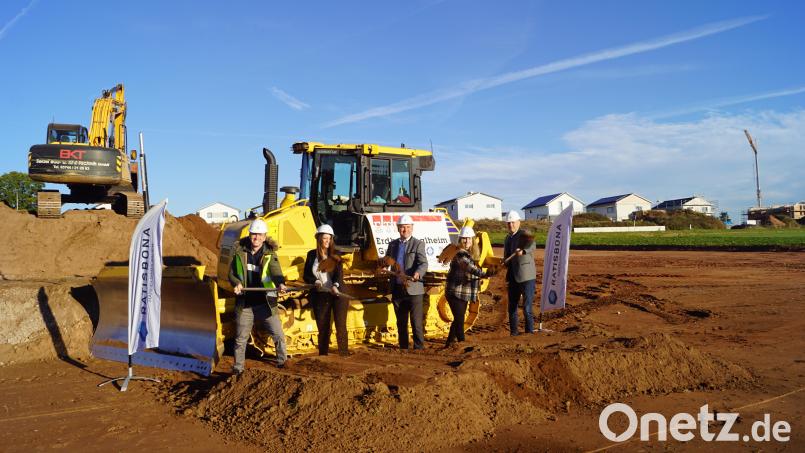 Den symbolischen ersten Spatenstich für den neuen Manteler Netto übernahmen (von links) Dennis Tkatsch (Bauleiter bei Ratisbona), Kerstin Müller (Netto Marken-Discount), Bürgermeister Richard Kammerer, Magdalena Seiler (Planerin bei Ratisbona) und Projektleiter Karl-Heinz Mayerhöfer. Bild: sei