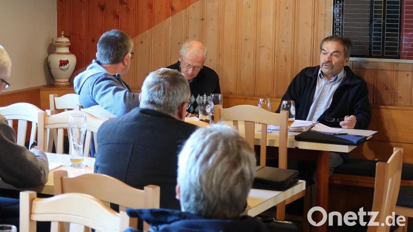 Über einen guten Besuch bei der Herbstversammlung des Kaninchen-Kreisverbandes 4 freuten sich Vorsitzender Wolfgang Brunhofer (rechts) und Zuchtwart Josef Dötterl (links). Bild: bsc