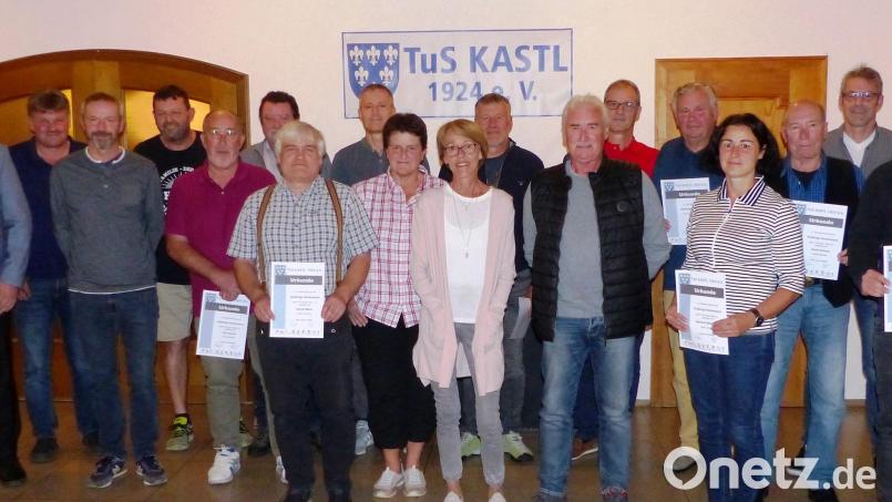Langjährige Mitglieder des TuS Kastl werden ausgezeichnet (von links): Bürgermeister Stefan Braun, Vorsitzender Norbert Bleisteiner, Thomas Geitner, Klaus Hiller, Karl Draxler, Reinhard Maag, Gernot Meier, Richard Lang, Lisa Müller, Annemarie Kremser, Hubert Hertwich, Andreas Riehl, Herbert Kremser, Hans Klier, Gabi Bleisteiner, Armin Kreiner, Robert Geitner und Michael Hufnagel. Bild: jp