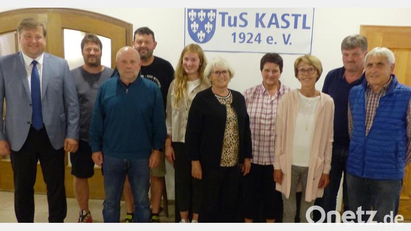 Der TuS Kastl wählt einen neuen Vorstand (von links): Bürgermeister Stefan Braun, Daniel Fasoldt, Reinhard Hufnagel, Klaus Hiller, Franziska Bleisteiner, Gisela Draxler, Lisa Müller, Annemarie Kremser, Vorsitzender Norbert Bleisteiner und Hans König. Bild: jp