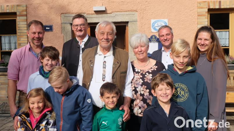 Johann Bodensteiner (Bildmitte mit Gattin Josefine) und den Kindern Gregor (links) und Annette (rechts) sowie den Enkeln (von links) Klara, Ben, Leo, Noa, Toni und 
Luis feierte sein 80. Wiegenfest. Bürgermeister Hans Prechtl und sein Stellvertreter Thomas Rohrwild (hinten von links) gratulierten im Namen der Gemeinde Stulln. Auch zahlreiche Ortsvereine überbrachten die Glückwünsche. Bild: ohr