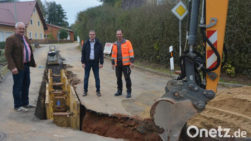 Am Dienstagnachmittag auf der Baustelle in Königshütte, mit dabei waren (von links) Bürgermeister Johann Burger, Bauamtsleiter Thomas Grillmeier (VG Mitterteich) und Wassermeister Wolfgang Haberkorn. Bild: jr