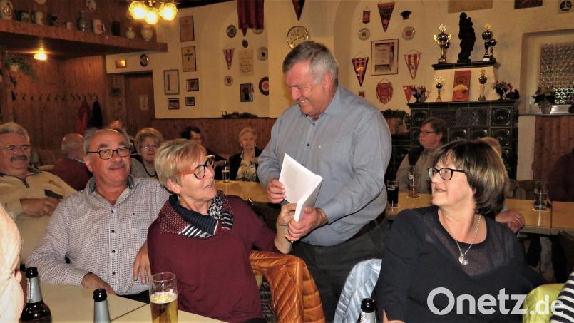 Werner Robl hat eine große Fangemeinde. Bei der Buchvorstellung waren rund 30 Gäste dabei. Viele davon sind Schulkameraden oder Spielfreunde aus seiner Kindheit. Bild: ubb