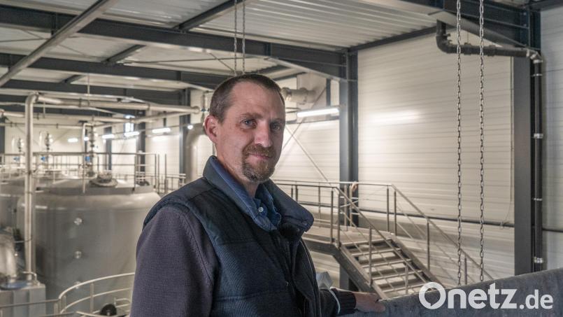 Stefan Schinabeck im neuen Wasserwerk. Hinter ihm sind die Filterbehälter zu sehen, durch die das Wasser fließt. Bild: Marina Gube
